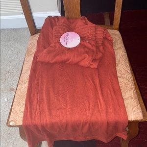 Open leg pants, tight on the waist .